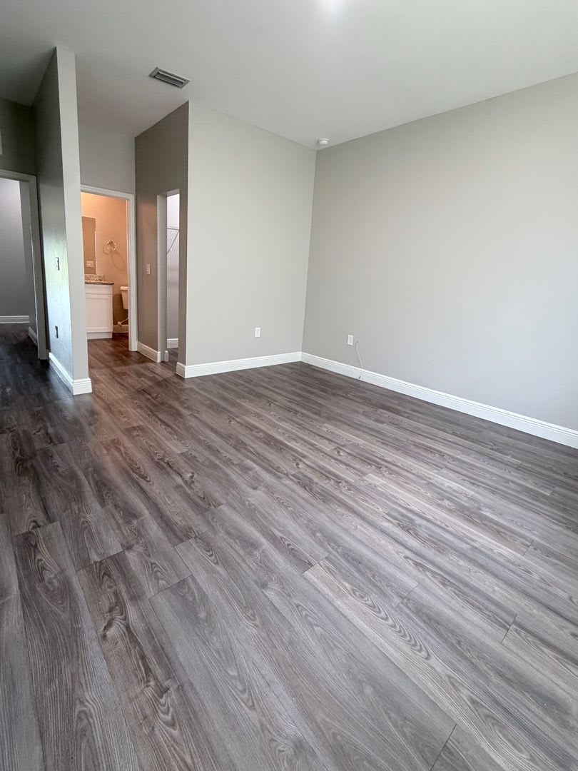 Like New 2 Bedroom 2 Bath w/ den and garage! – photo 5