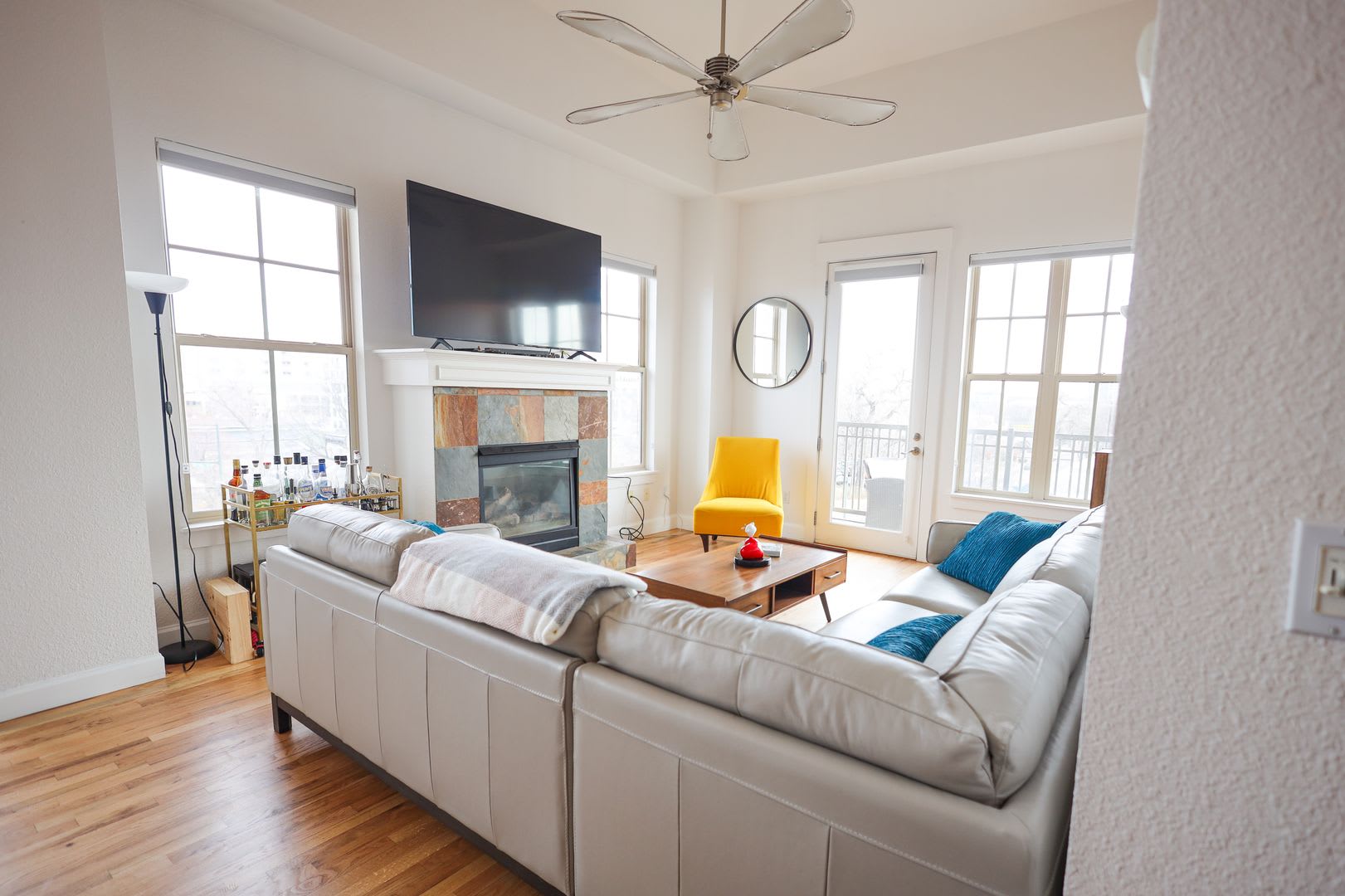 Penthouse Unit Location Location Location Featuring Vaulted Ceilings Major Updates And Move In Special – photo 3