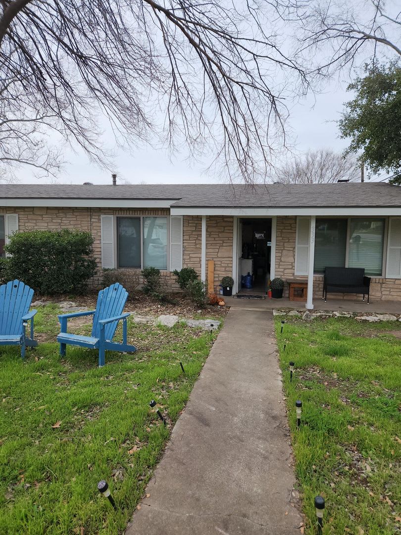 FOR LEASE!! Great location! – photo 1