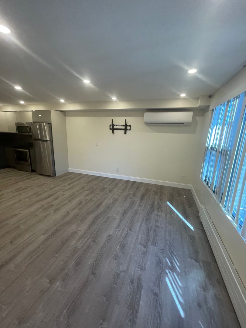 Huge updated studio the size of most 1 beds!! – photo 5