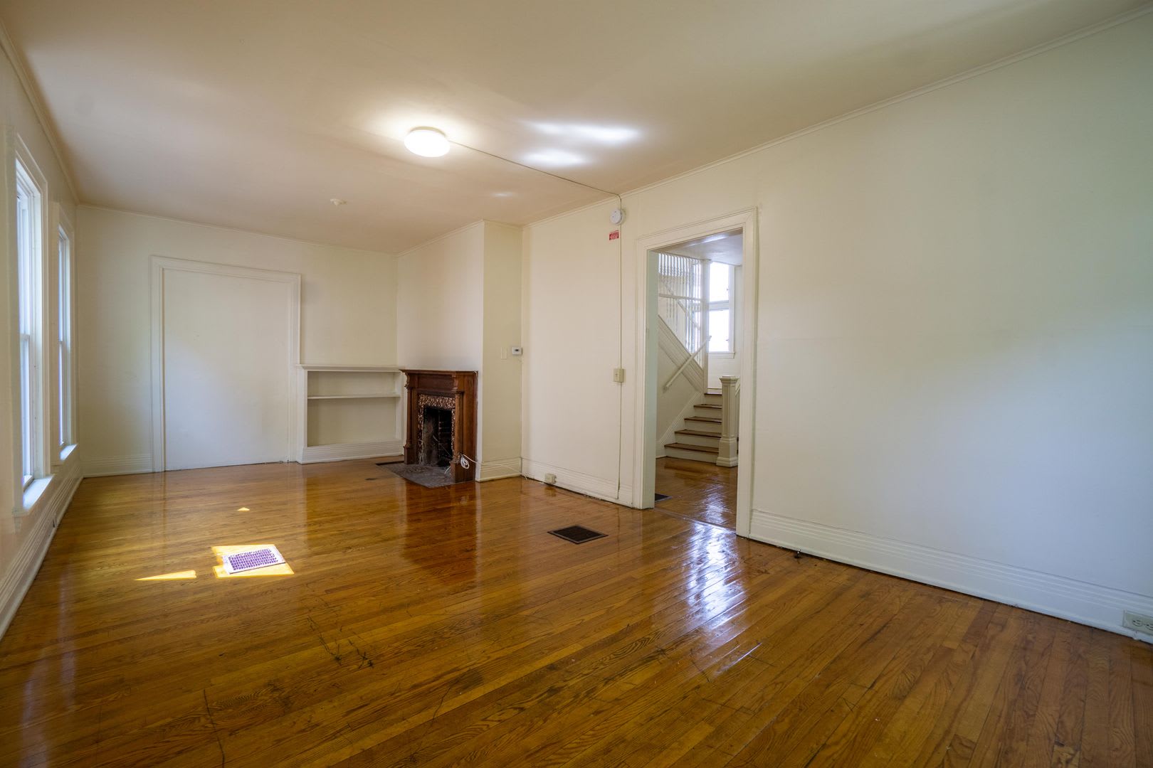 116 Victoria Avail 6 1 2027 Charming 5 Bedroom Home With Hardwoods Short Walk To Eateries And Shops – photo 3