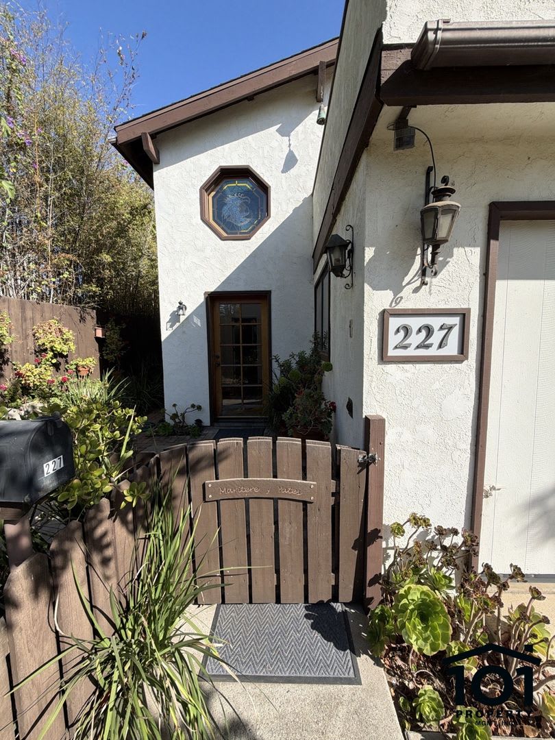 Spacious & Unique Home with Vaulted Ceilings, Private Balcony & Multiple Living Areas – photo 2