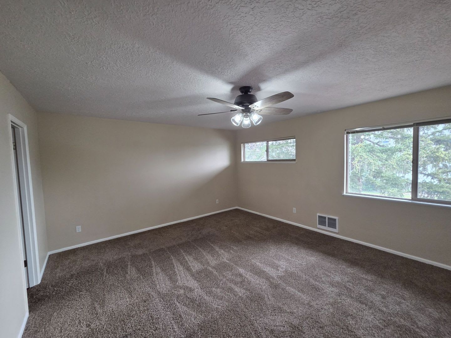 Charming Studio Unit Near Downtown Redmond The Pines Apartments – photo 4
