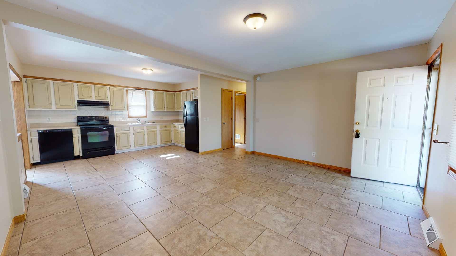3 Bedroom, 1.5 Bathroom House – photo 2
