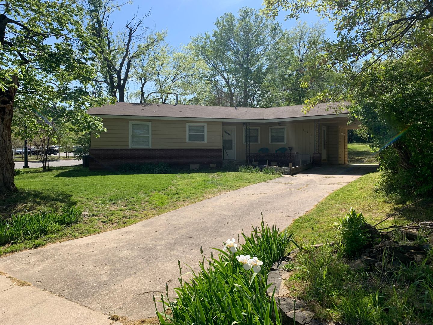 Cute 2BR/1BA on top of the hill just across the street from U of A Campus! – photo 1