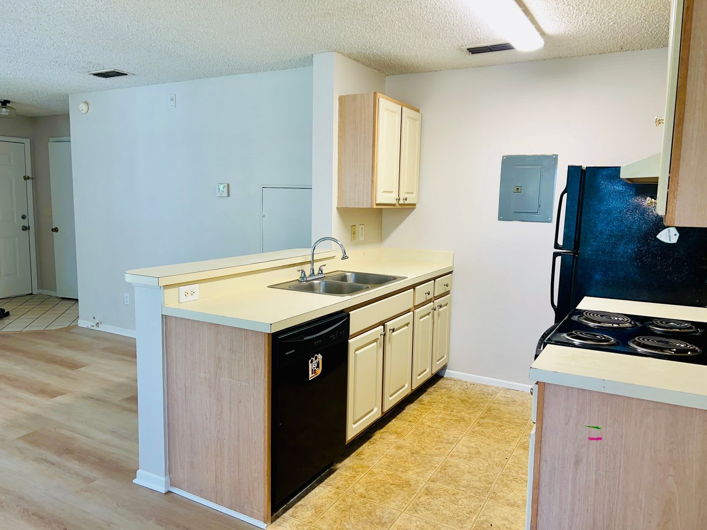 Move In Now New Laminate Plank Flooring Fresh Paint Spacious 2Nd Floor 2Bd 2Ba Condo In Gated Community Large Screened In Balcony – photo 4
