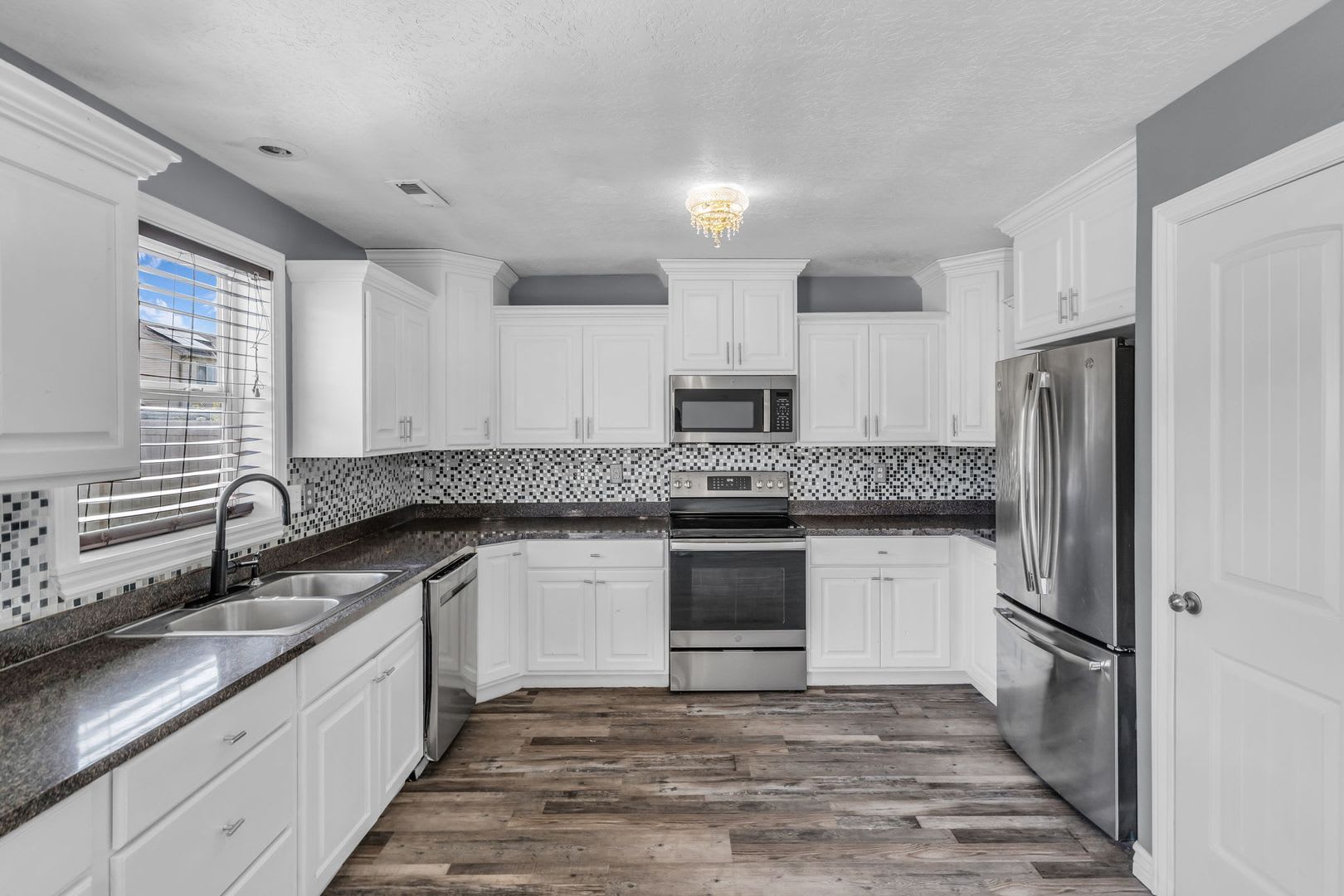 3 Bed Home with Open Layout & High Ceilings – photo 3