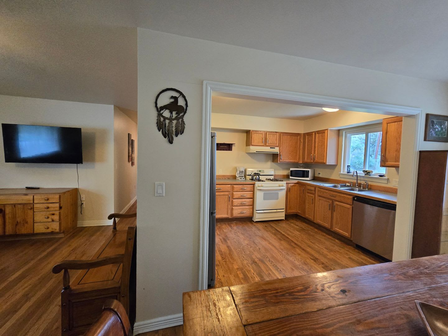 *Fully Furnished 3Bd/1Bath W/Single Car Garage – photo 4