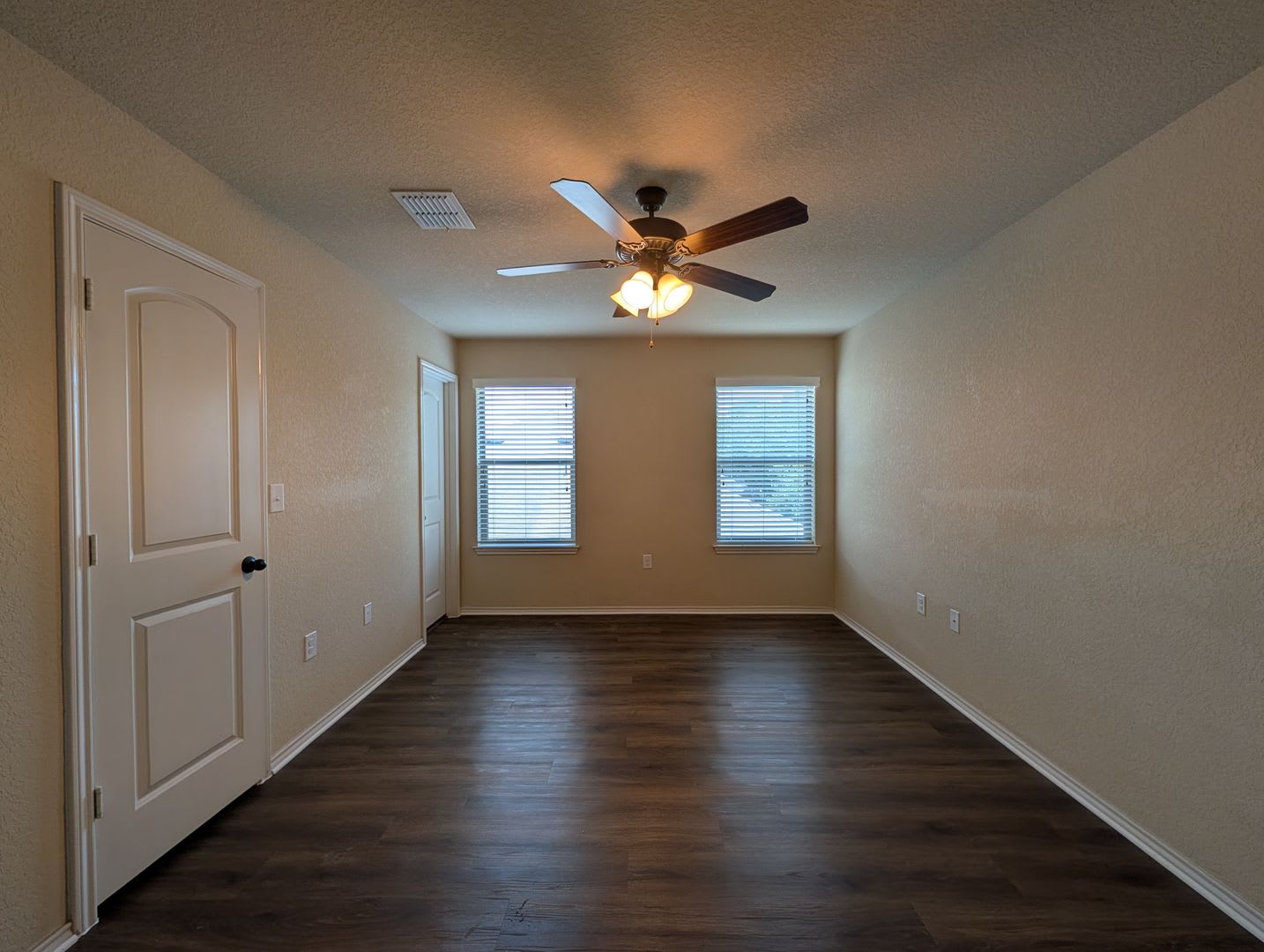 Two Story 3 2 5 2 Duplex Close To Creekside Shopping And Entertainment Fridge Fenced In Yard Cisd – photo 4