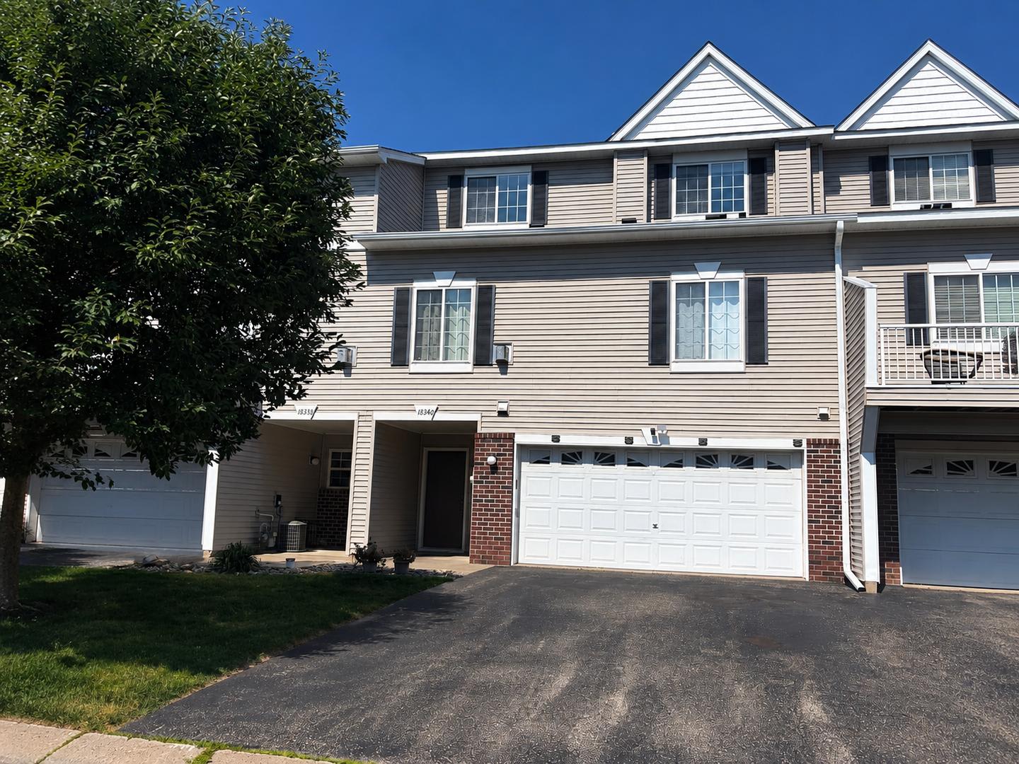 Spacious 2 bedroom townhome available 9/10!! – photo 1