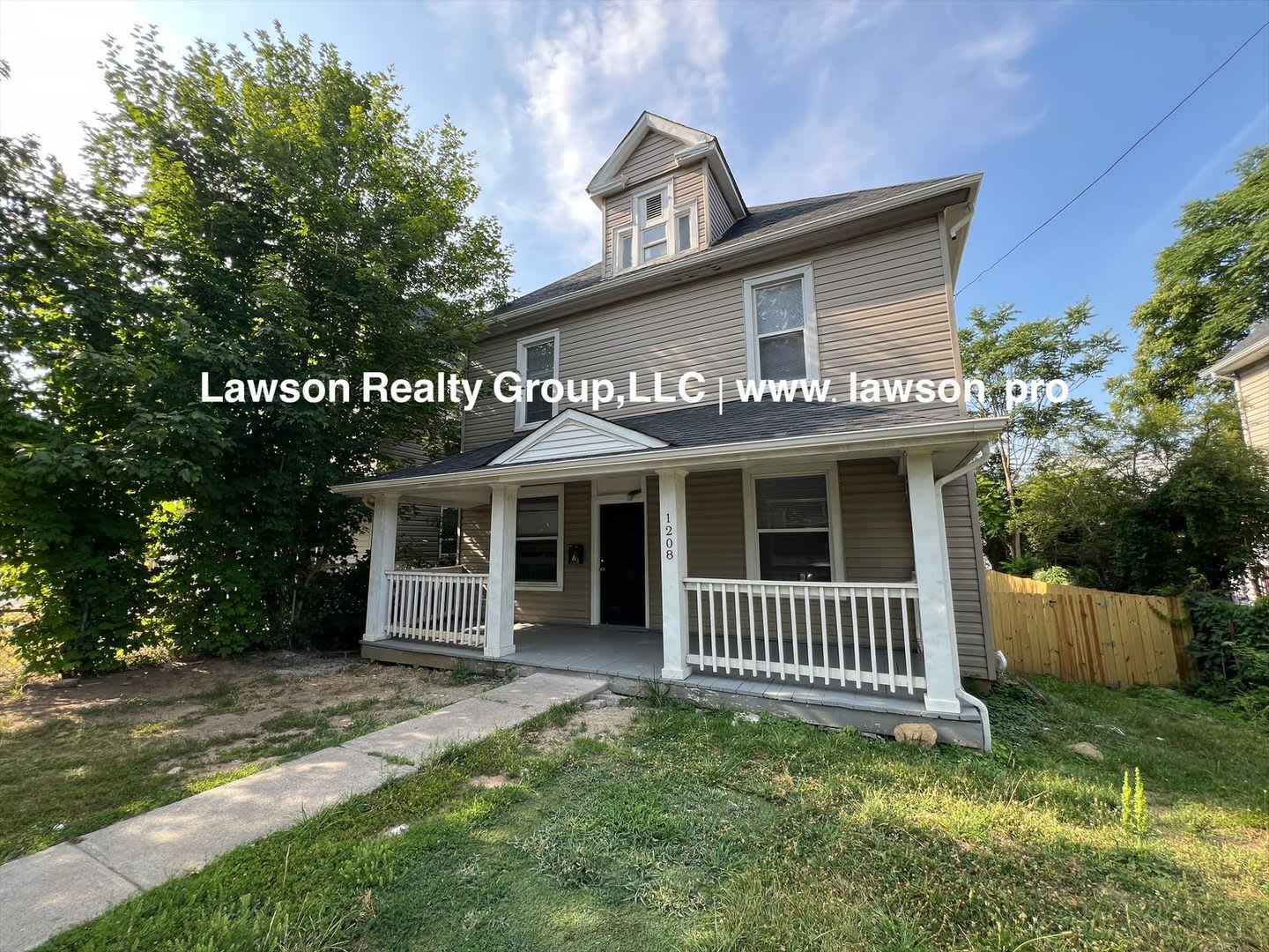 Spacious West End Four Bedroom Home with Fenced In Yard – photo 3