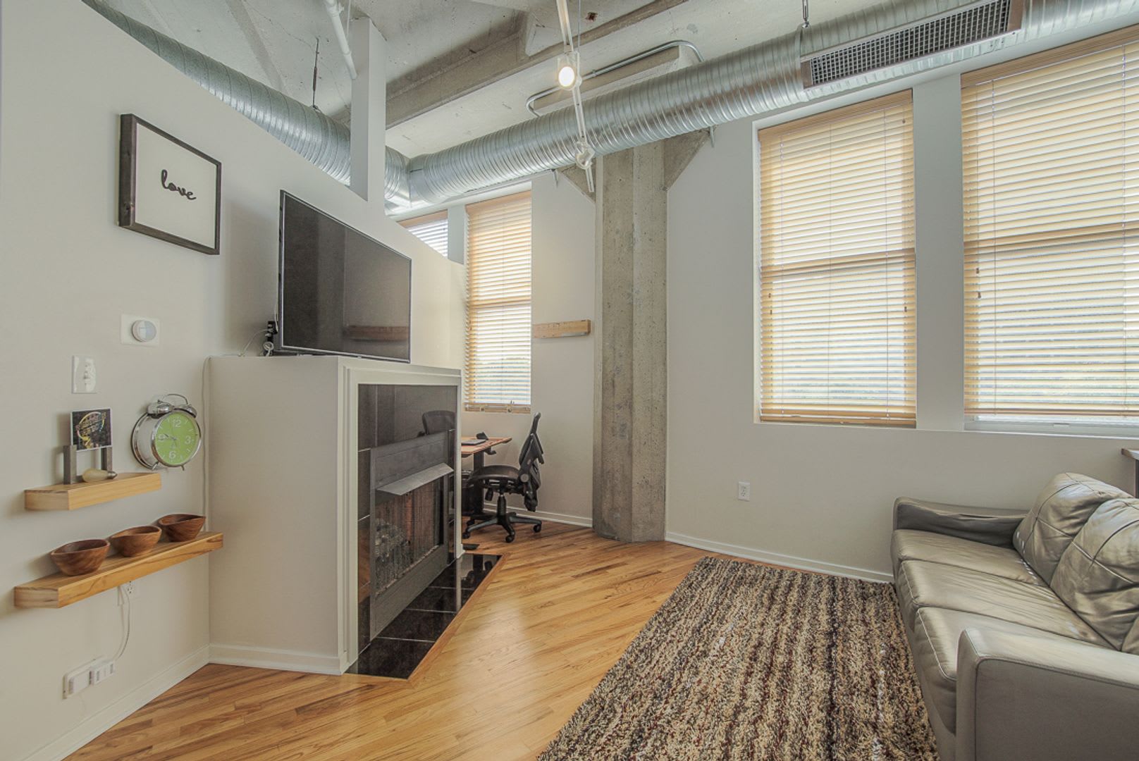 One Bedroom Unit In Wonderful Western Auto Lofts – photo 4