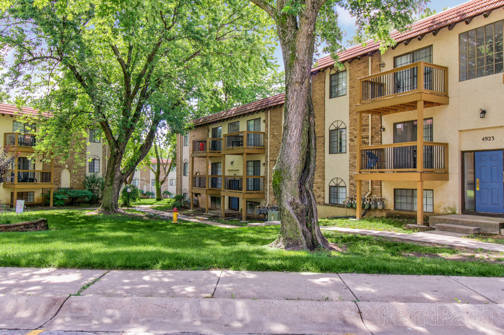 The El Chaparral Apartments – photo 2