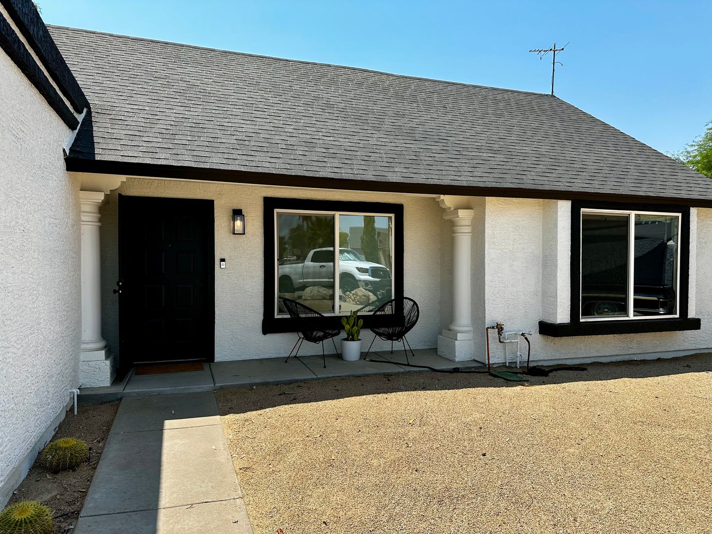 BEAUTIFULLY UPGRADED HOME WITH A HUGE RESORT-LIKE BACKYARD IN GLENDALE – photo 3