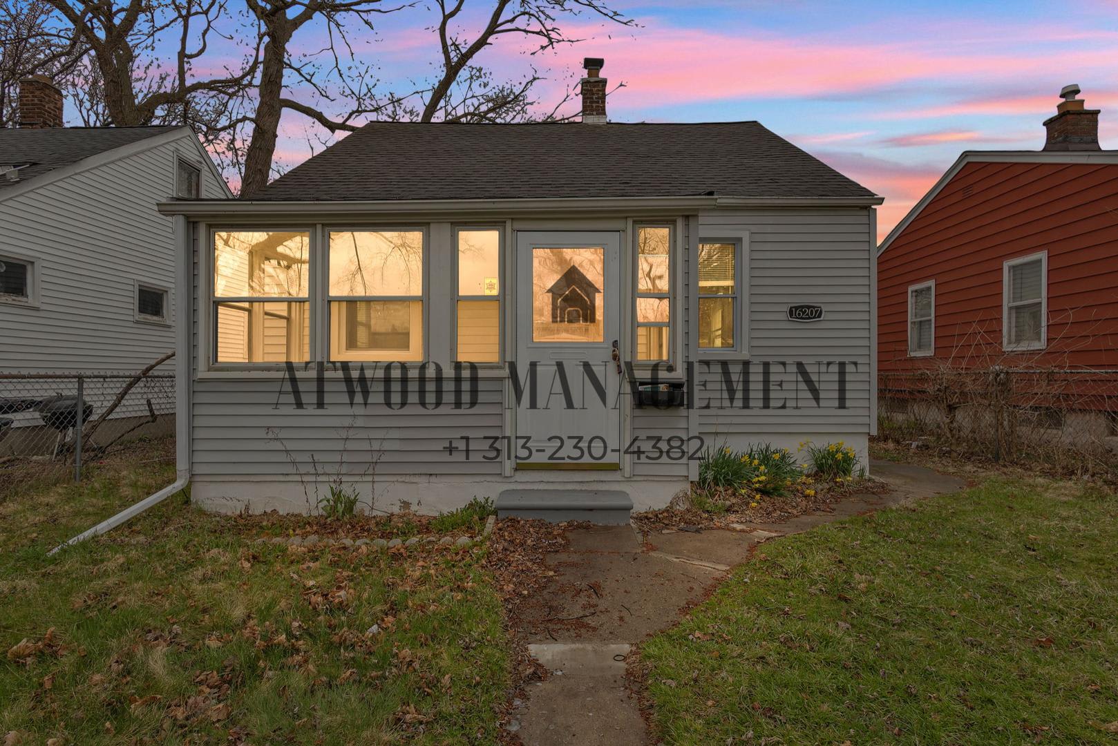 This beautifully updated 3-bedroom, 1-bath single-family home is ready for move-in! – photo 1