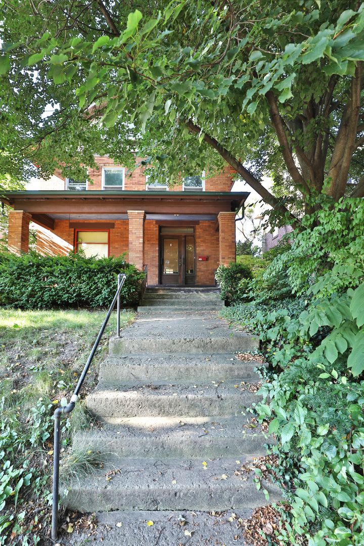 Discover your perfect newly renovated 8BR home at 49 E. Oakland Ave. – photo 3
