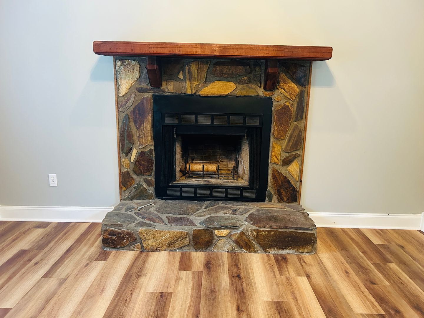 Welcome Home Great Location 2 Bed 1 5 Bath Large Kitchen Parking For 2 Lots Of Privacy W D Hookups Must See – photo 4