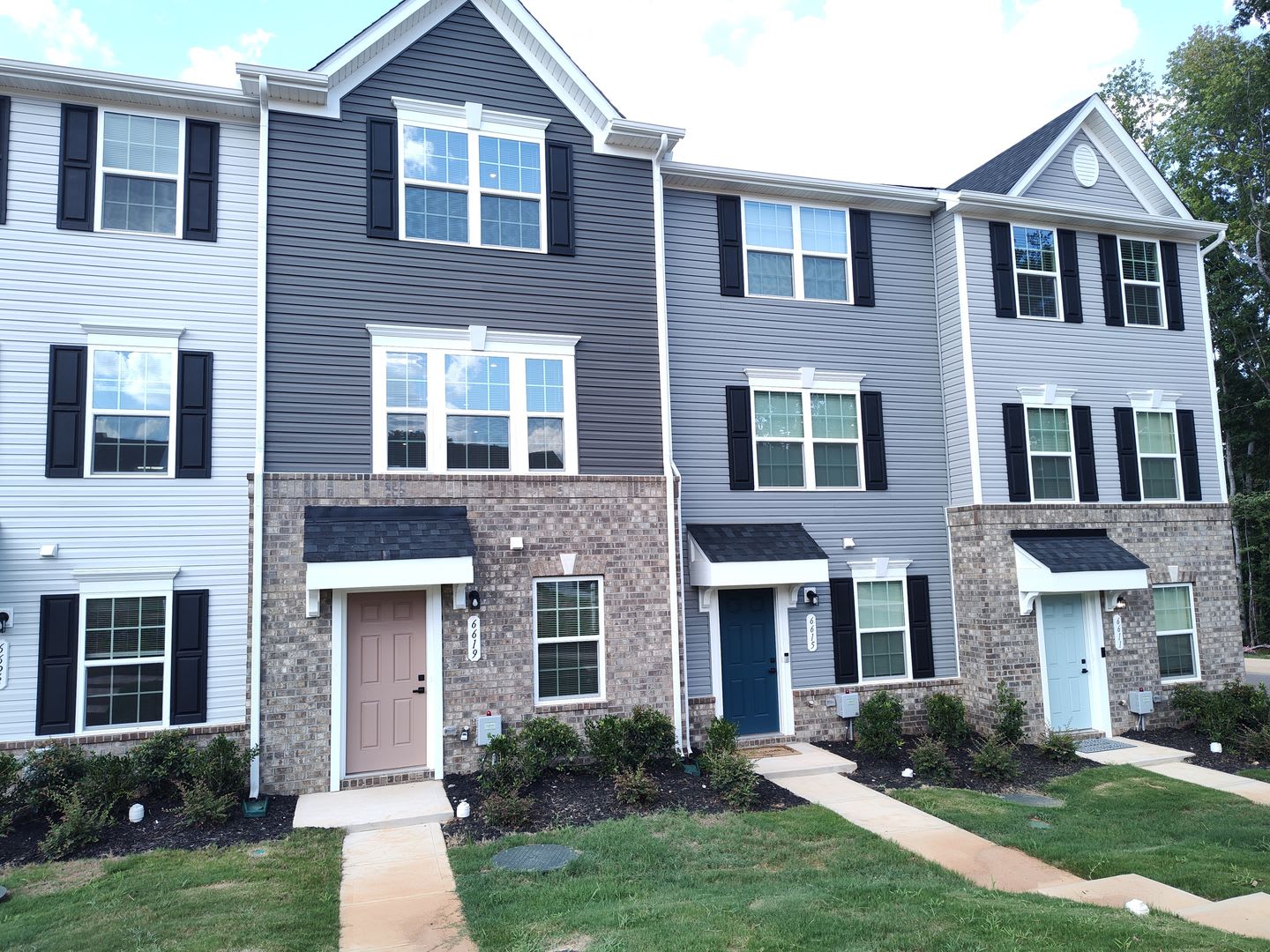 New Build Townhome located in Robin Creek Community! – photo 2