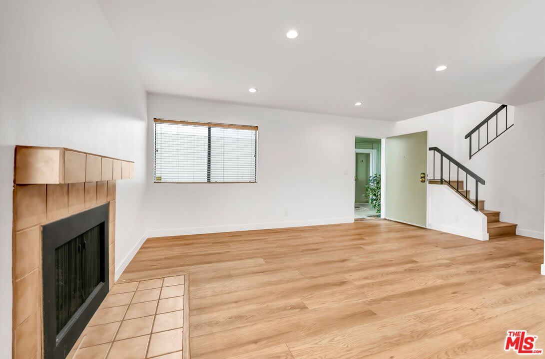 22135 Burbank Blvd – photo 5