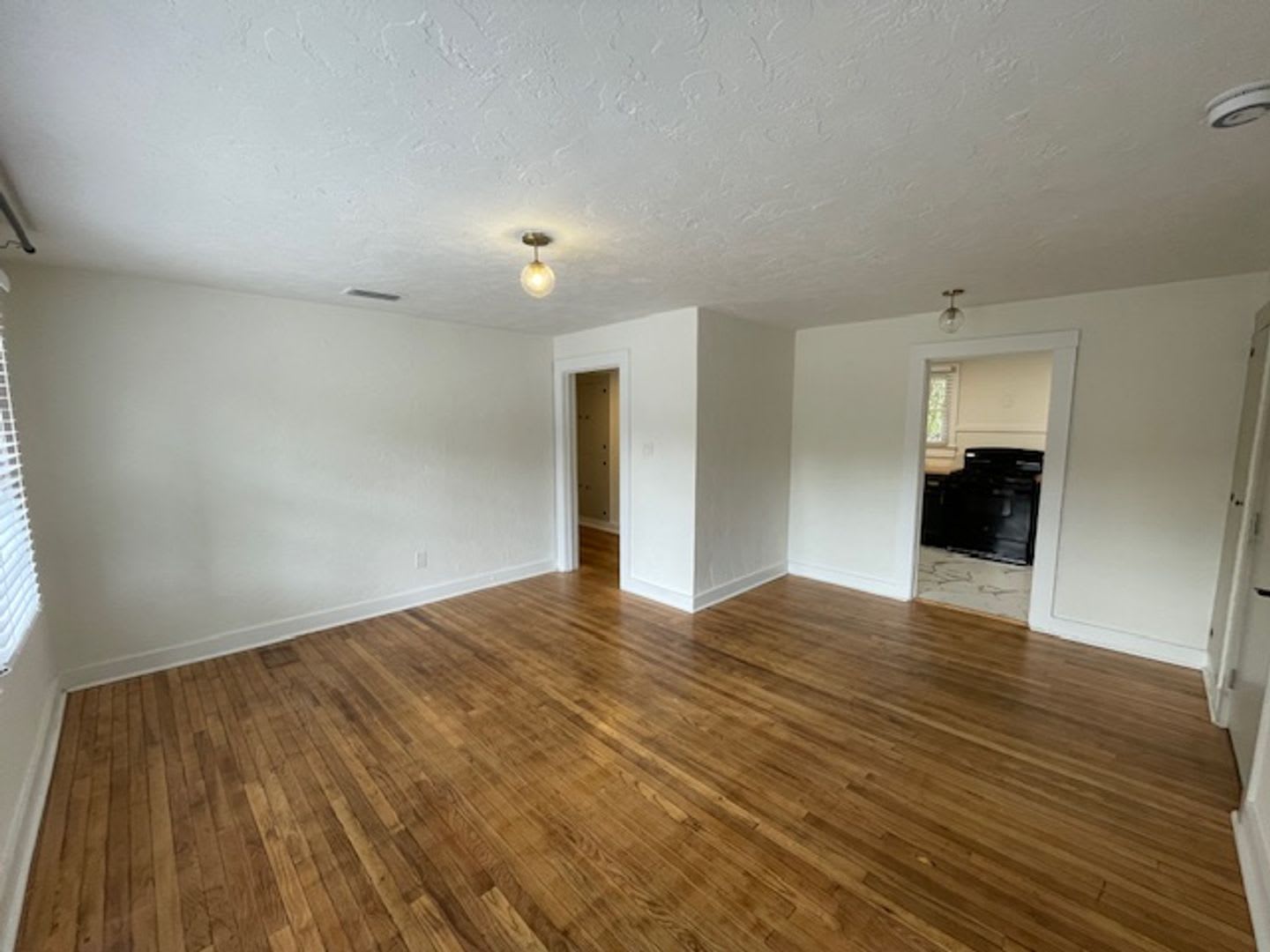 Recently Renovated 2 Bedroom Apartment in Duckpond – photo 2