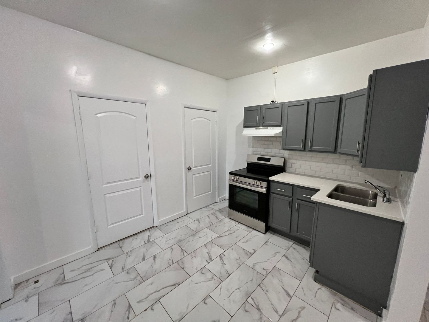 Updated 2 Bedroom Lower Level Unit In 4 Plex – photo 5