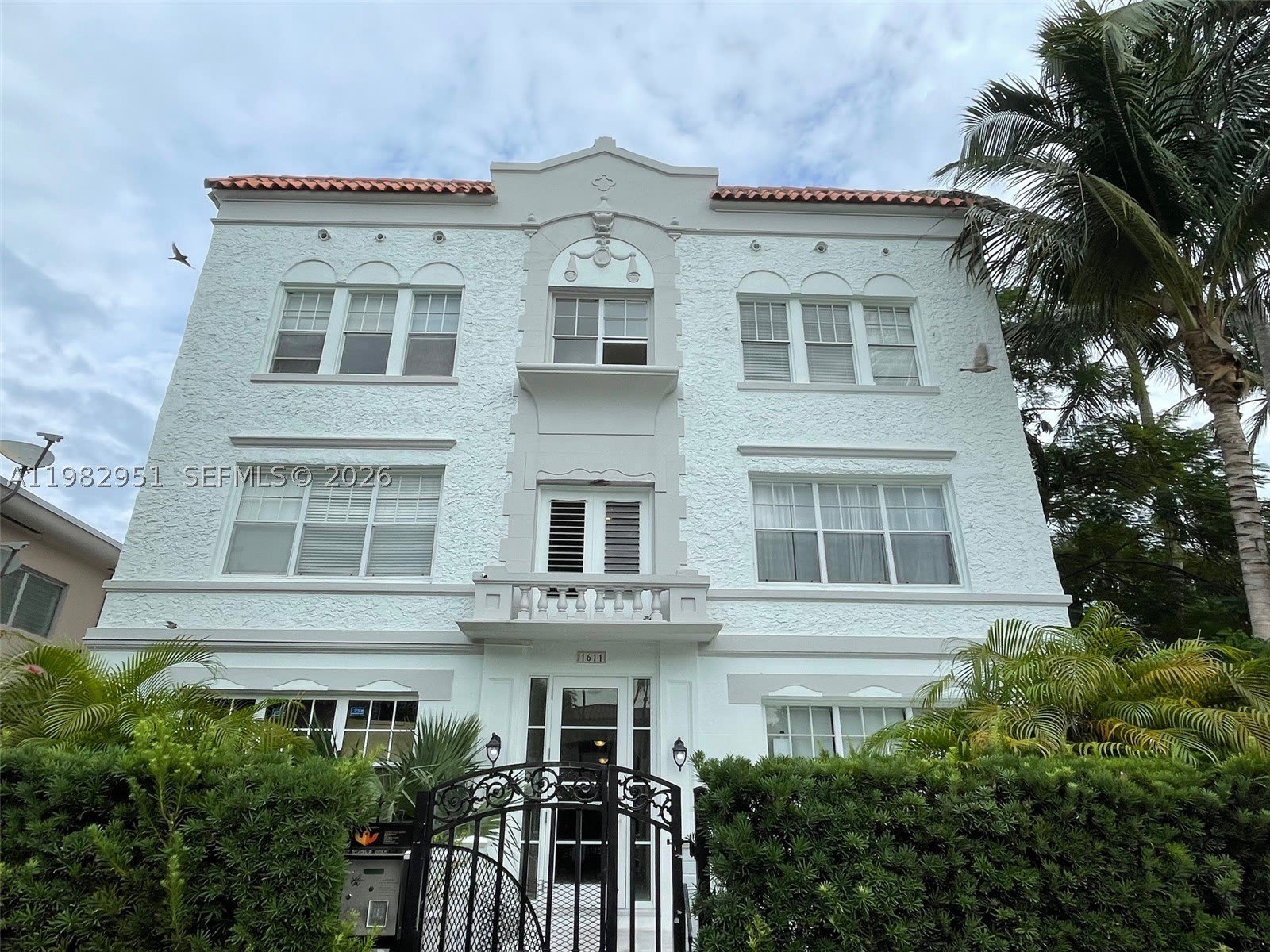 1611 Michigan Ave – photo 1