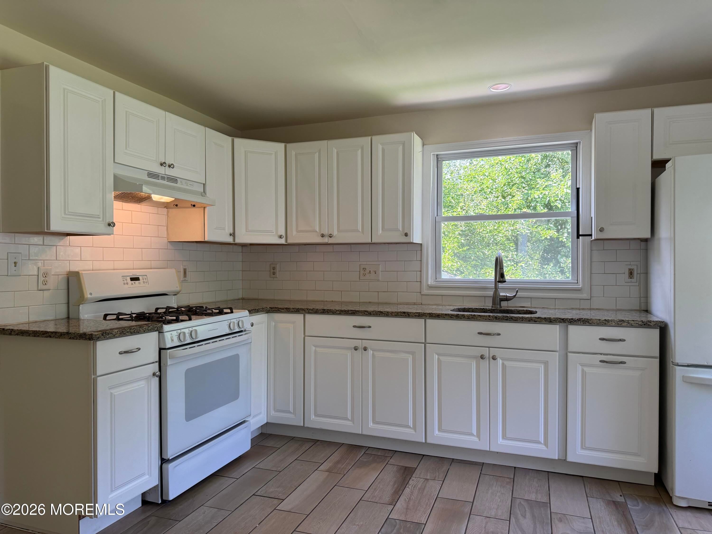 236 W Farms Road – photo 4