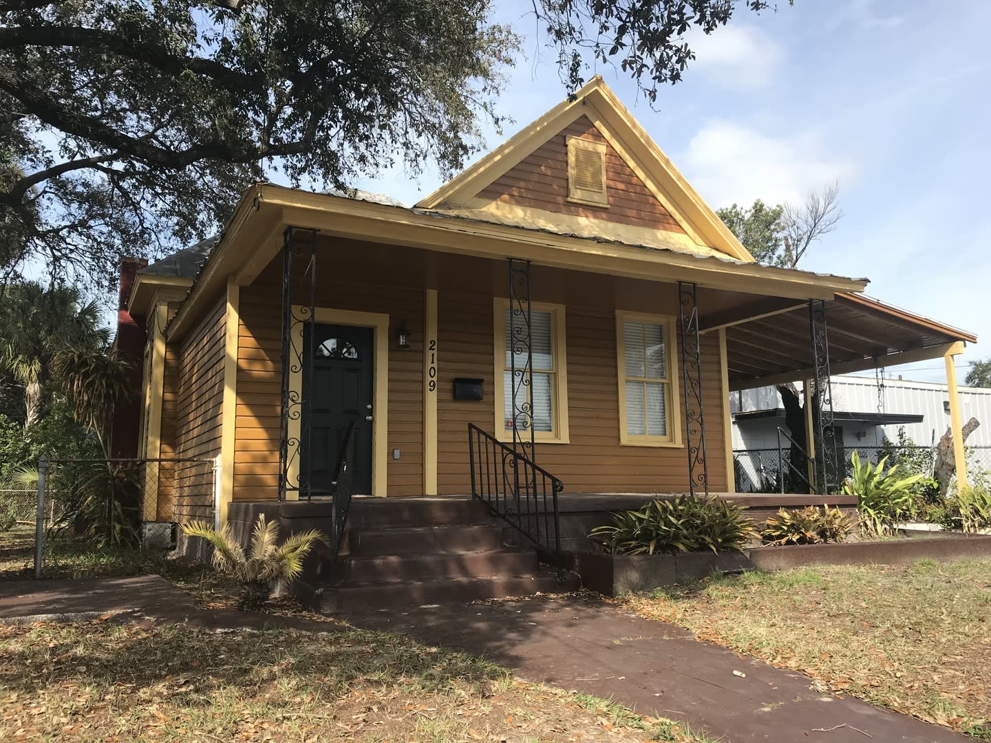 Vintage North Hyde Park Bungalow – photo 3