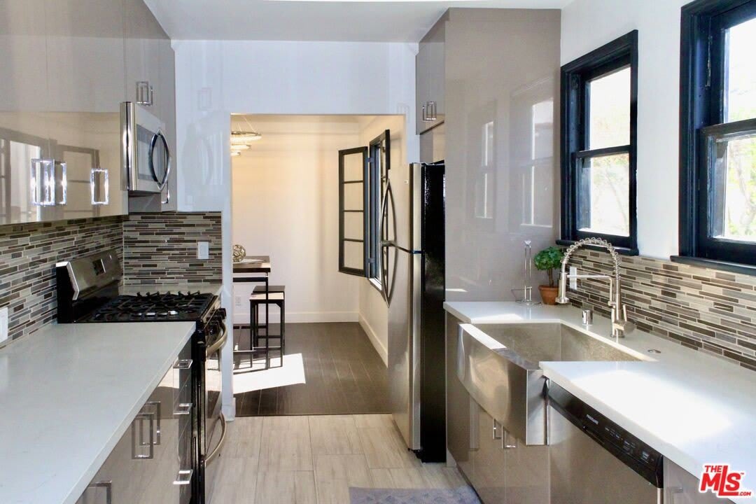 8216 Willoughby Avenue – photo 5