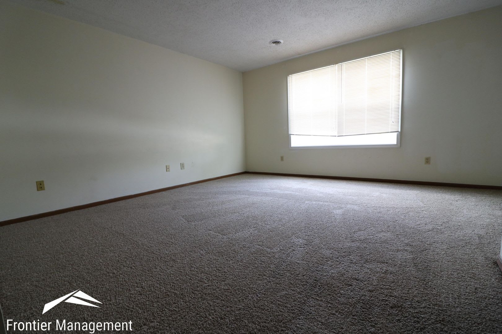 Spacious Brick Condo In A Great Location – photo 4