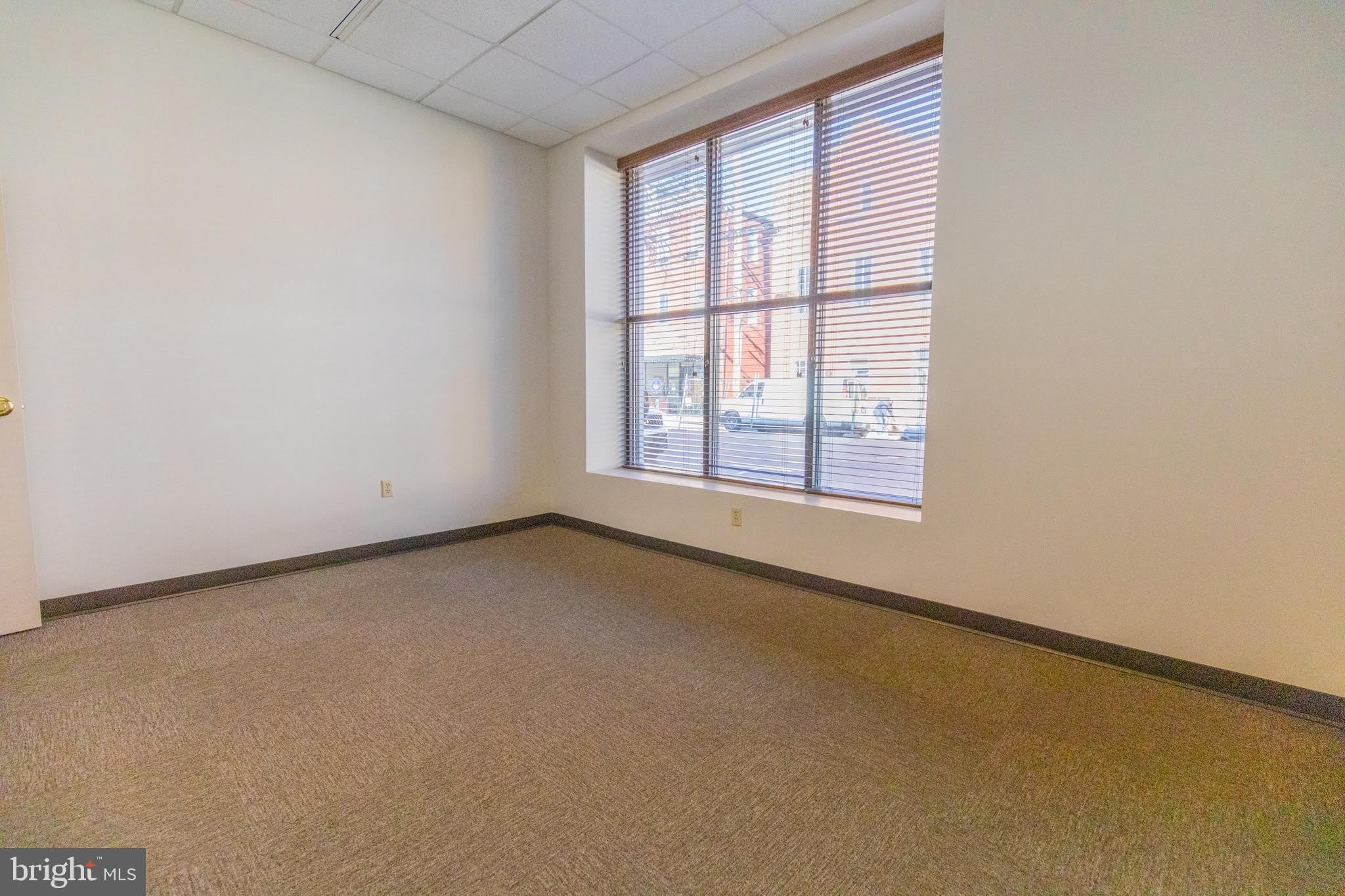 101 S QUEEN ST – photo 4