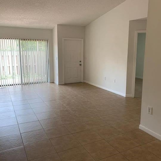 2714 N Nob Hill Road – photo 3