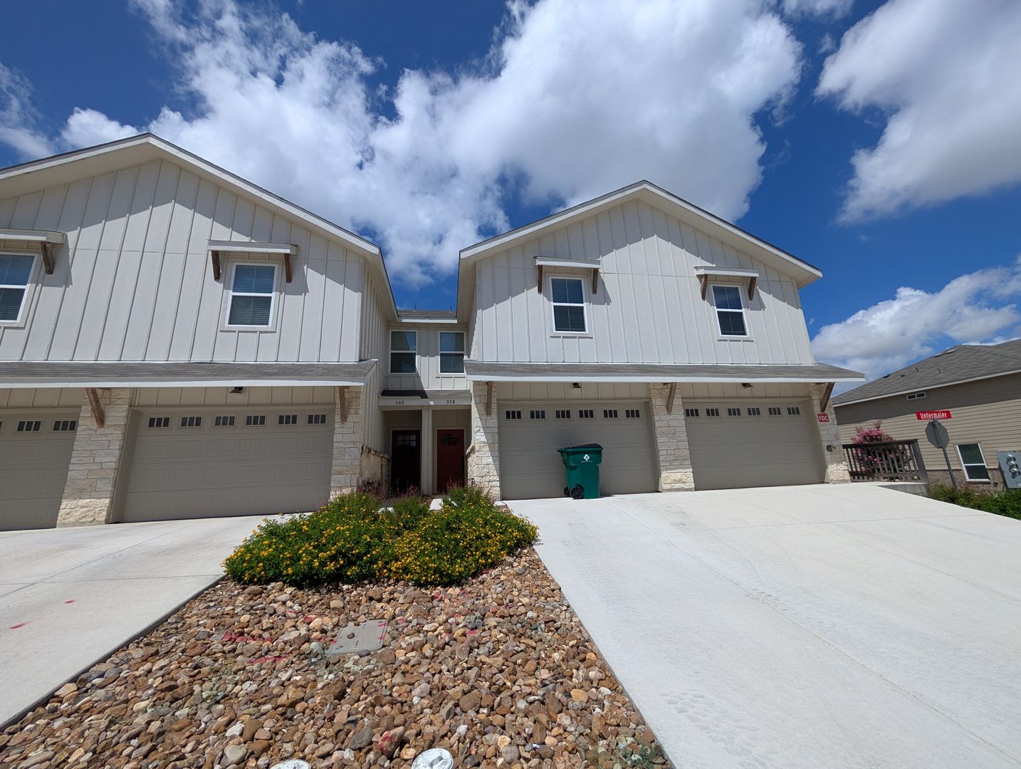 1 Month Free Rent 3 2 5 1 5 Fourplex Close To Ih35 For Commuters Fridge Washer Dryer Included Nbisd – photo 1