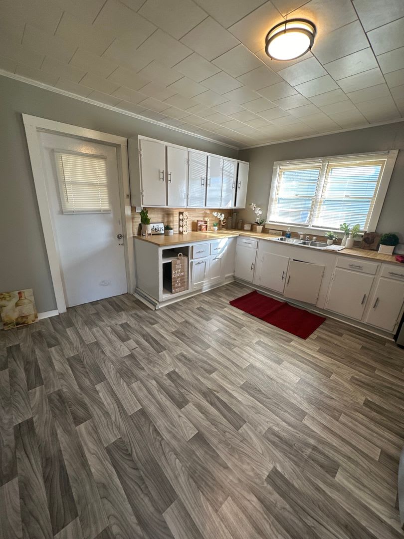 2 Bed House w/ Wooden floors, Large Front porch, Central HVAC & Huge yard! – photo 5