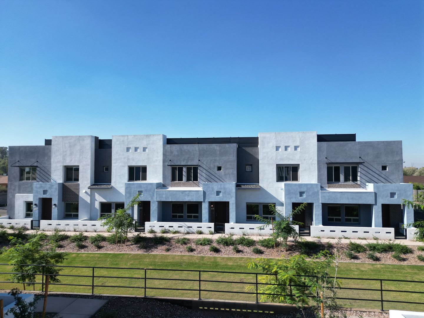 Brand New Build! Massive modern 4 bedroom/4.5 bathroom townhome in the heart of Chandler. – photo 2