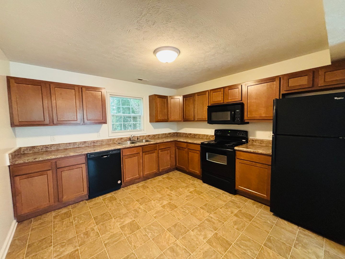 3 Bedroom 2.5 Half Bath Townhouse – photo 5