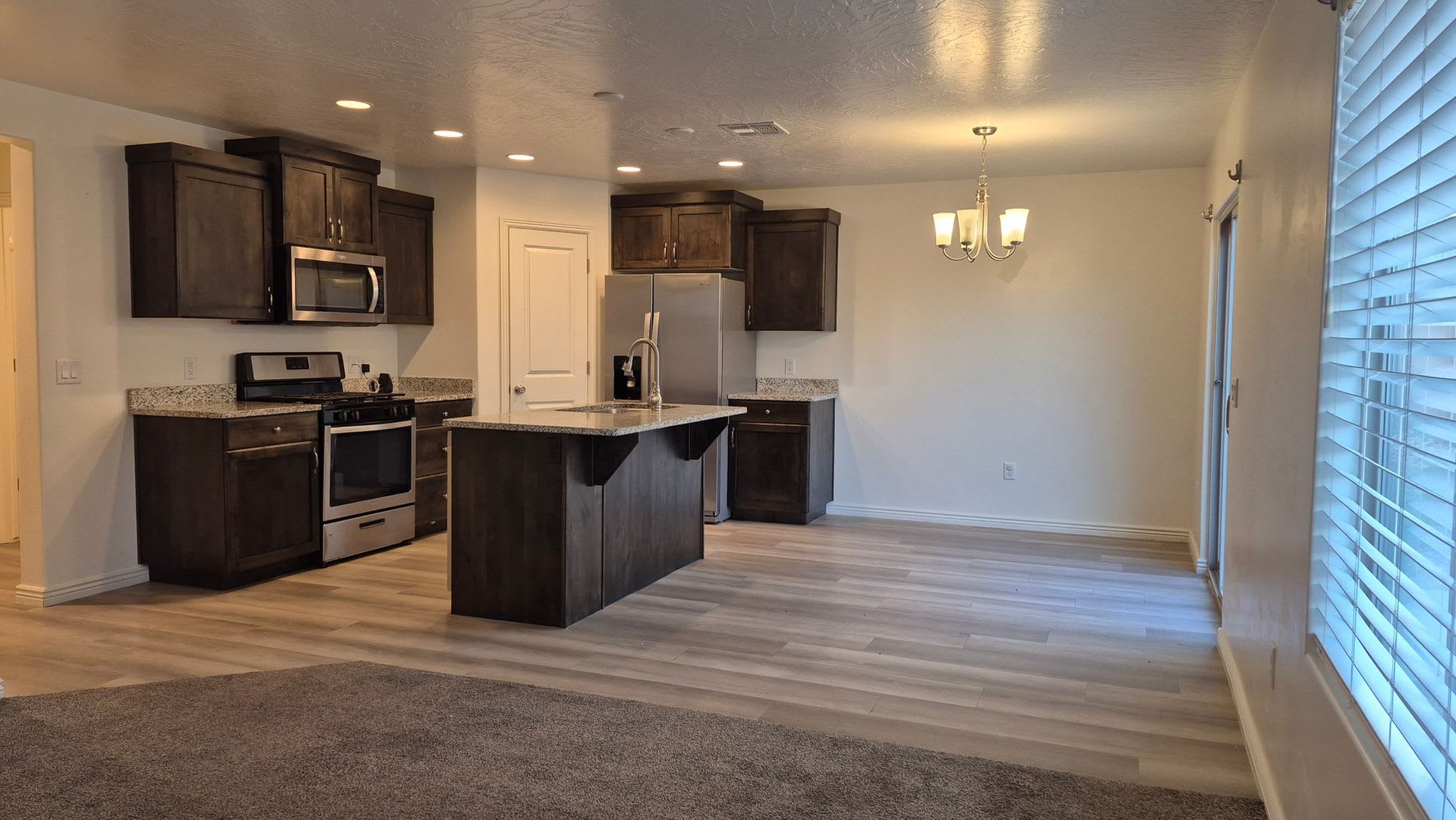 Spacious Townhome for Rent – Prime Location! – photo 4