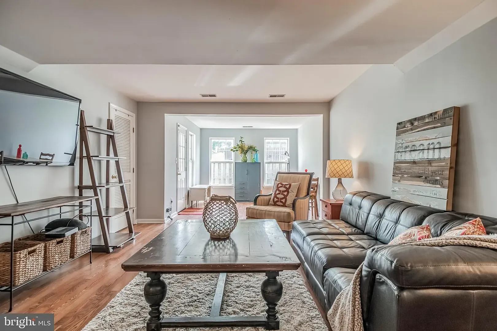 Beautiful & Comfortable 3 Bed 4 Bath End Unit – photo 2