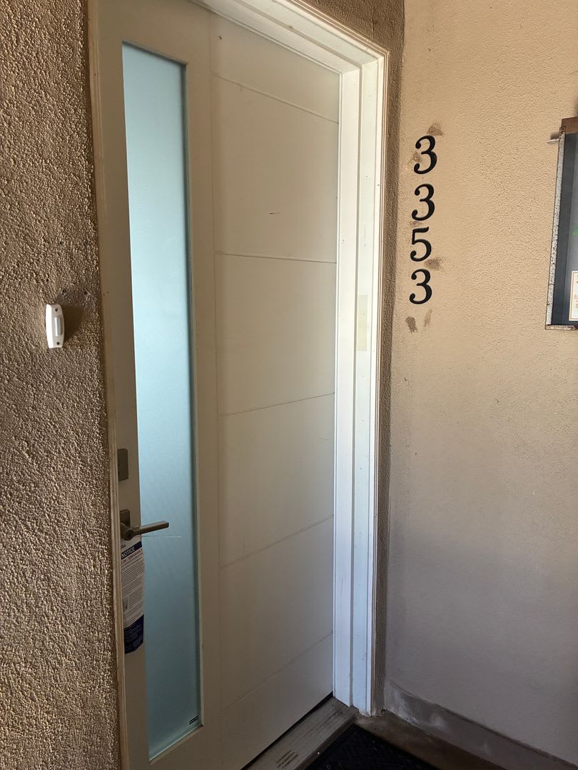 Gorgeous Updated 2 + 2 Midtown Apartment! Located Upstairs – photo 2