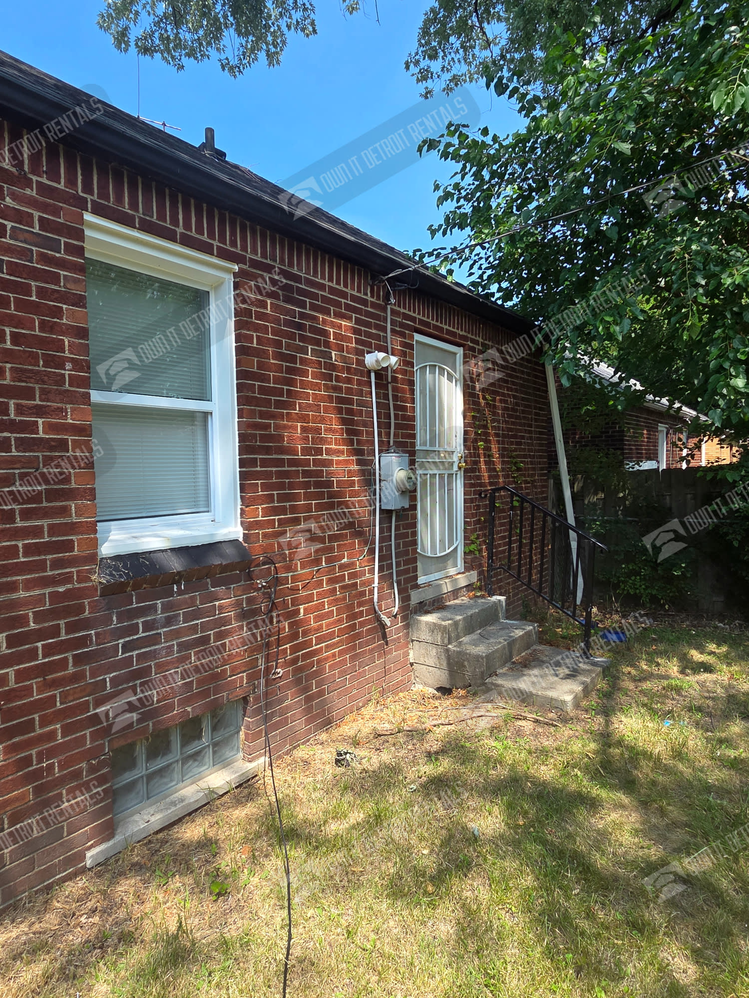18627 Curtis St – photo 3