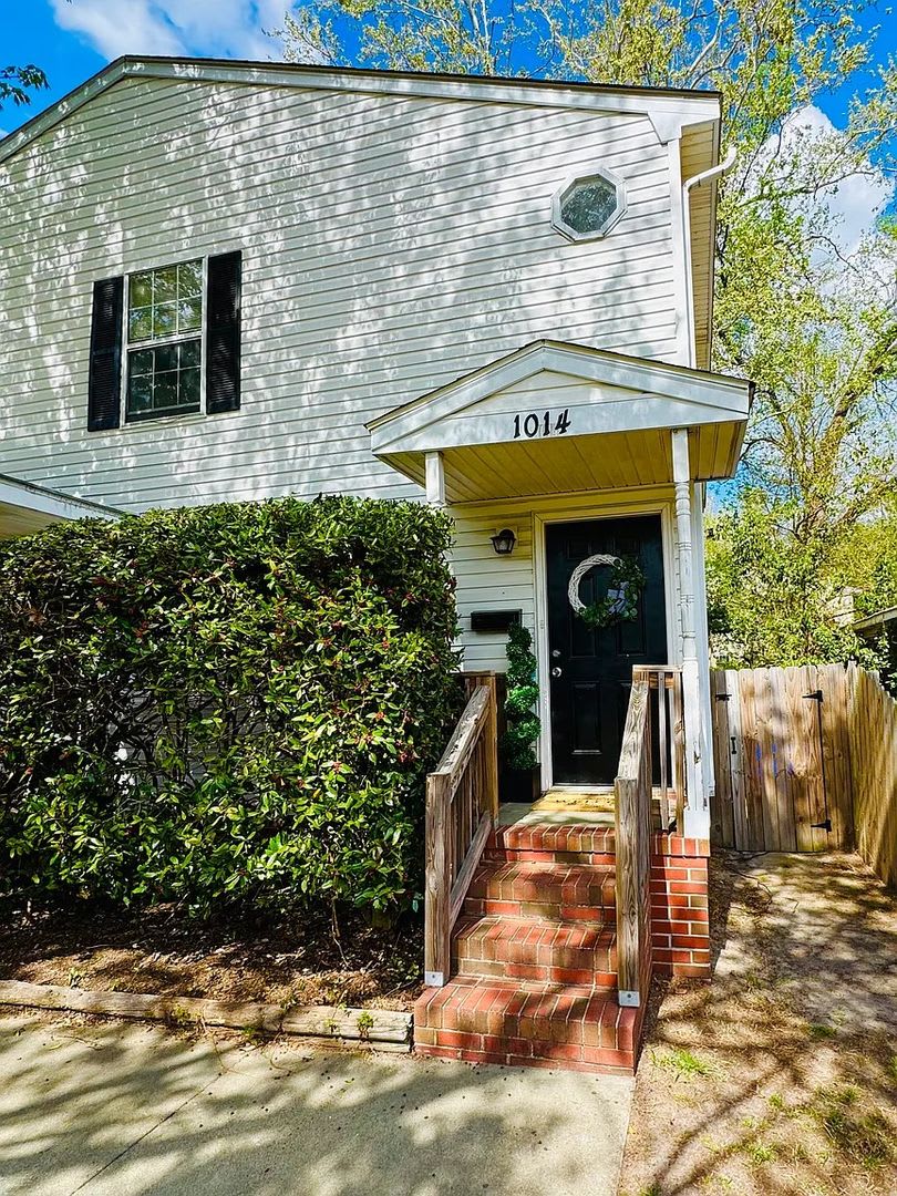 Updated 2Nd Floor Duplex Blocks From Beach – photo 1