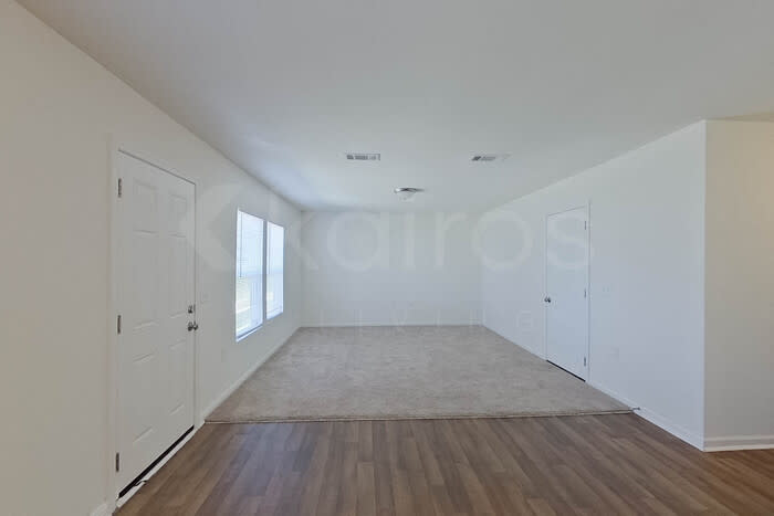 924 Sanford Lane – photo 3