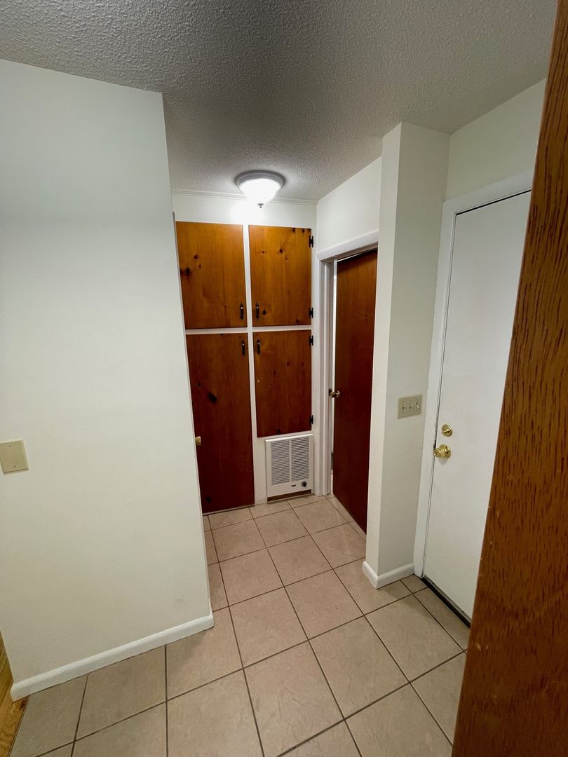 LARGE 2 BEDROOM TOWNHOUSE IN A PET FRIENDLY NEIGHBORHOOD – photo 3