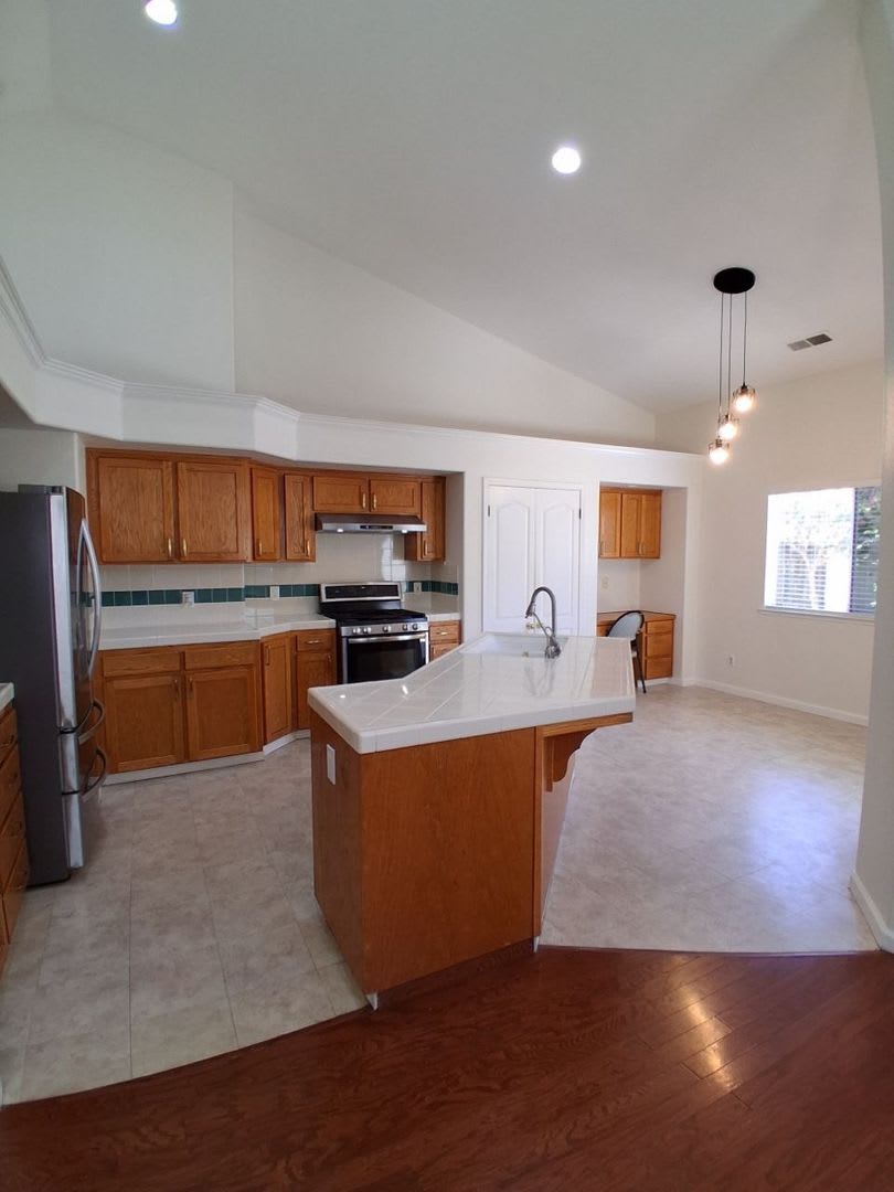 Move In Special Half Off The 1St Month S Rent Charming 4 Bedroom Home With Solar Spacious Yard – photo 5
