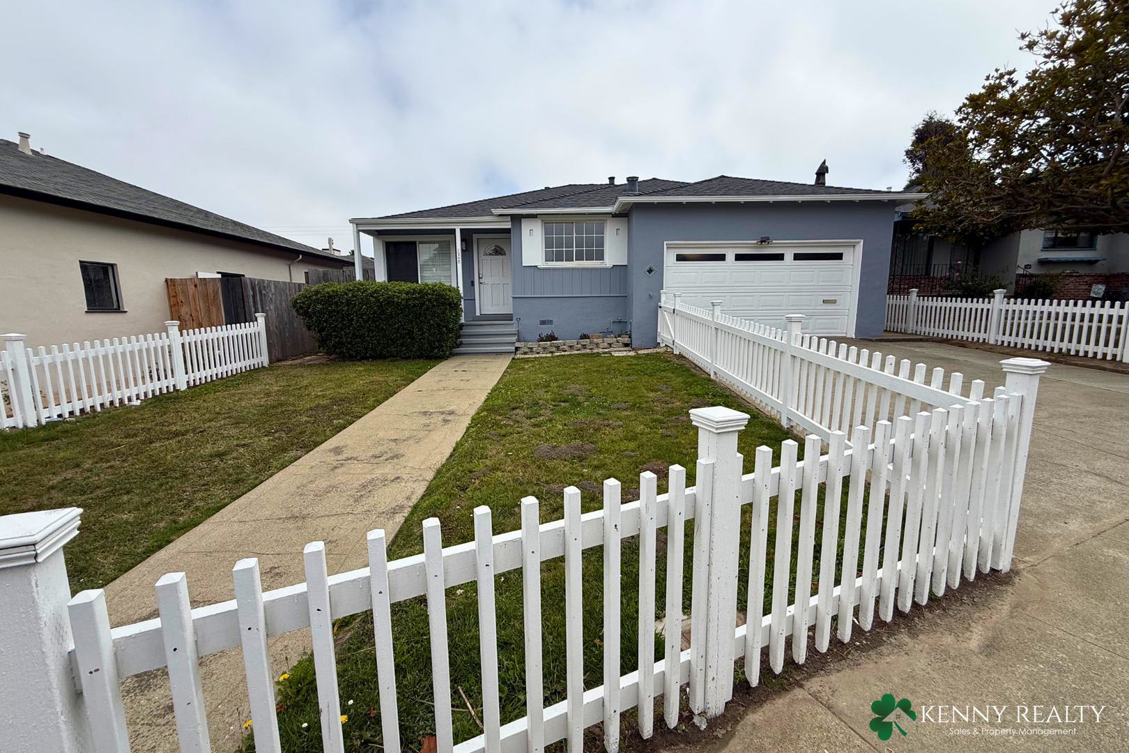 Spacious Brentwood Home with Detached Bonus Room & Solarium – photo 2