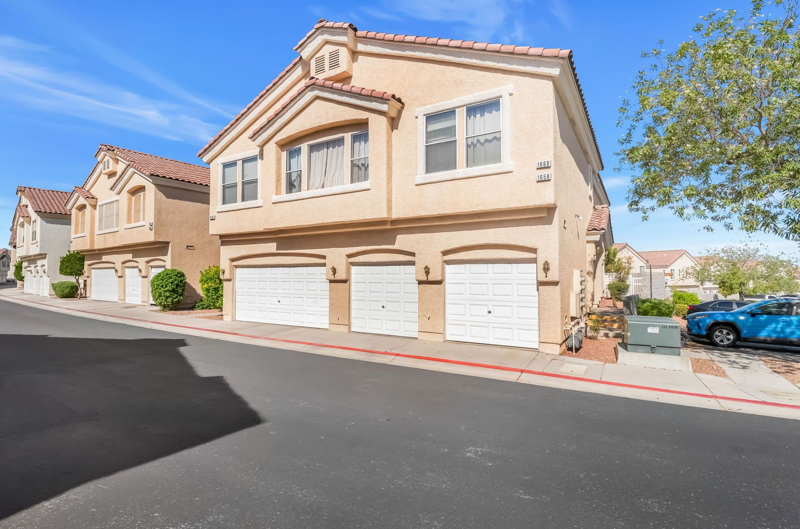 Comfort, Convenience & Community Living in Gated Henderson! – photo 2