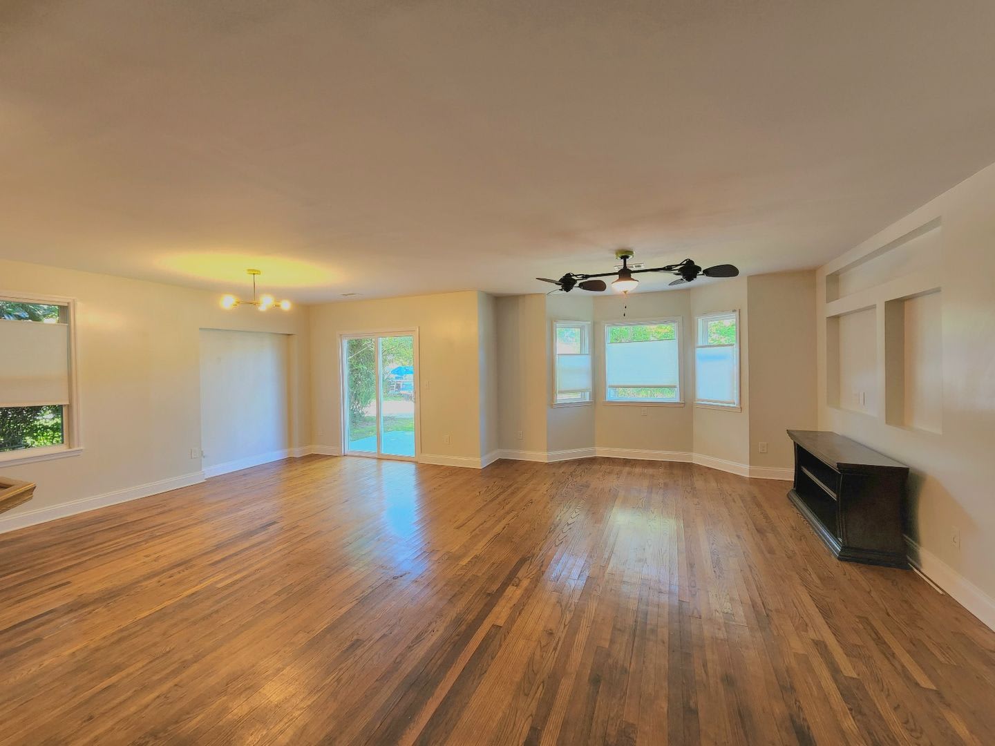 Completely Remodeled Navy Point 3 Bedroom, 2 Bath Cottage! Close to the Water!! – photo 4