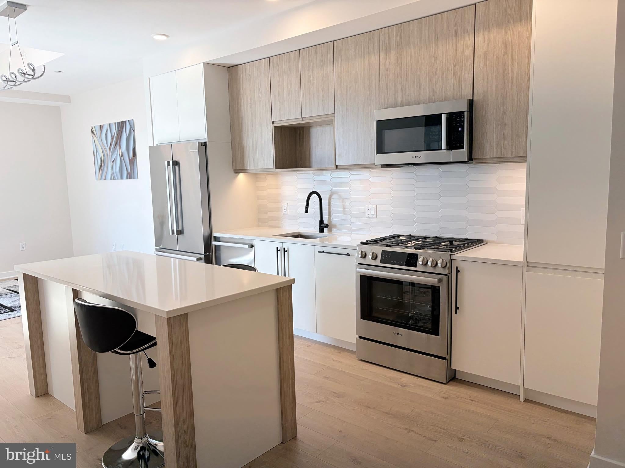 255 W FALLS STATION Boulevard – photo 2