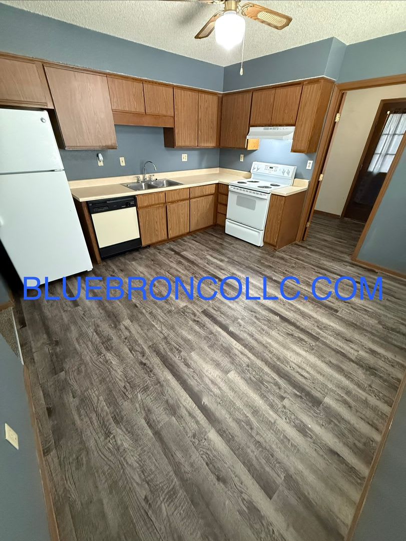 Updated 2-Bedroom Apartment in Raytown – photo 3