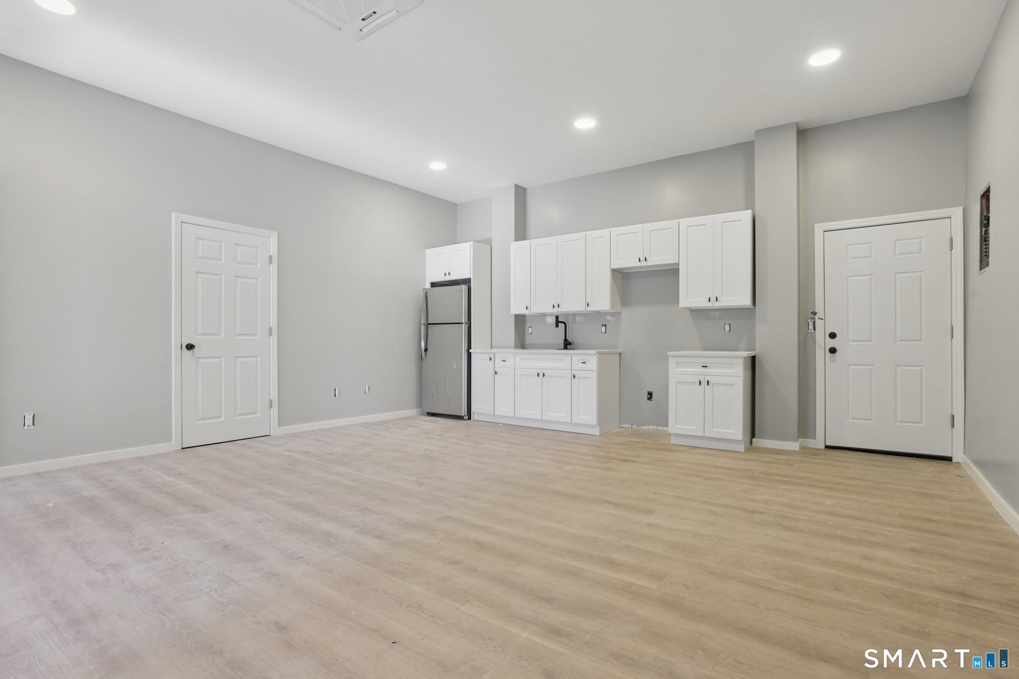 215 Bank Street – photo 1